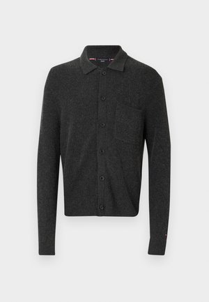 Ciemnoszary sweter z dzianiny z kołnierzykiem, pięcioma guzikami i kieszonką na piersi. Posiada prążkowaną strukturę i subtelny detal z logo na mankiecie.