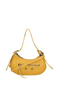 Borsa a tracolla gialla in pelle di piccole dimensioni con una forma curva, dotata di una tasca con cerniera frontale e una tracolla regolabile. Texture liscia.