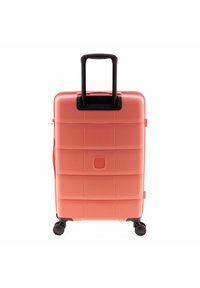 Koffer met harde schaal in koraalkleur met een getextureerd, geribbeld oppervlak. Uitschuifbaar zwart handvat en vier zwarte wielen voor gemakkelijke mobiliteit.