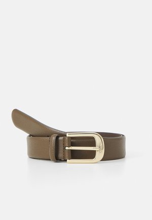 Brūns ādas josta ar teksturētu apdari, kurai ir zelta taisnstūra sprādze un turētājs, izstrādāta klasiskam izskatam.