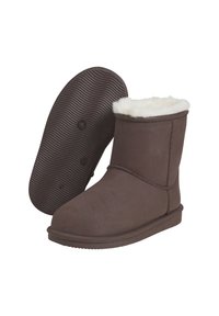 Botas de tobillo de ante marrón con un suave forro de lana blanca y suela de goma texturizada. Presentan un diseño sencillo sin herrajes visibles.