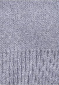 Helllila gestrickter Stoff mit einer weichen Textur; präsentiert vertikale Rippdetails am unteren Ende. Gleichmäßig gewebt, ohne Muster.