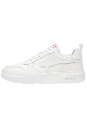 Zapatillas deportivas blancas con un upper de piel lisa, cierre de cordones, suela de goma elevada, logo de estrella grabado y detalle de texto en el talón.