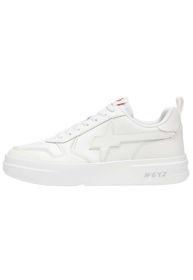 Zapatillas deportivas blancas con un upper de piel lisa, cierre de cordones, suela de goma elevada, logo de estrella grabado y detalle de texto en el talón.
