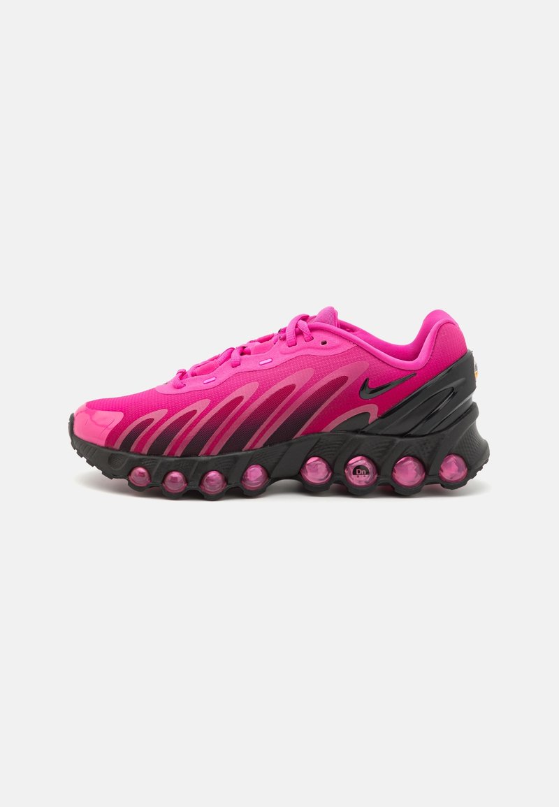 Chaussure de sport rose vif avec semelle noire, dotée de coussinets d'air roses visibles et d'un petit logo noir Swoosh.