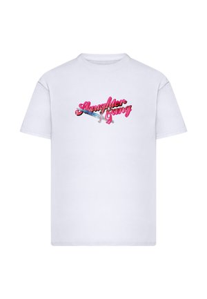 T-shirt blanc à manches courtes avec texte rose "Slaughter Gang" et une illustration d'épée bleue croisant derrière les mots sur la poitrine.