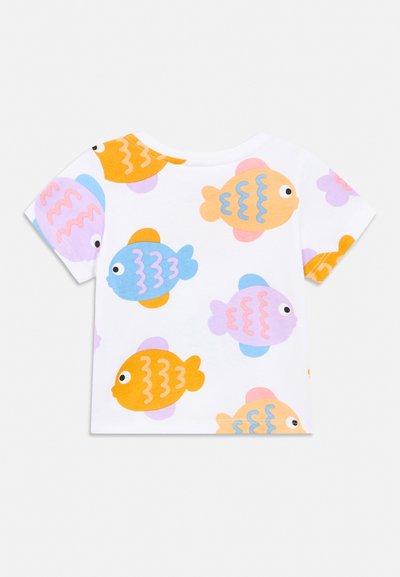 Λευκό παιδικό κοντομάνικο πουκάμισο με πολύχρωμα καρτούν ψαράκια σε πορτοκαλί, μπλε, ροζ και μωβ σε όλο το ύφασμα.