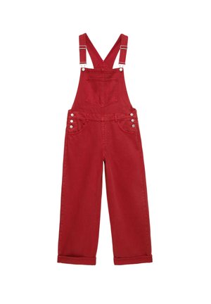 Salopette en denim rouge avec bretelles réglables, poche poitrine avant, boutons latéraux et jambes de pantalon retroussées.