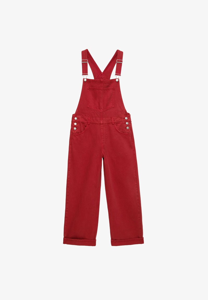 Salopette en denim rouge avec bretelles réglables, poche poitrine avant, boutons latéraux et jambes de pantalon retroussées.