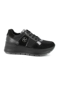 Sneaker neri con un mix di materiali in rete e suede, punta rotonda, suola piatta, dettagli metallici e tacco rialzato per un'altezza aggiuntiva.