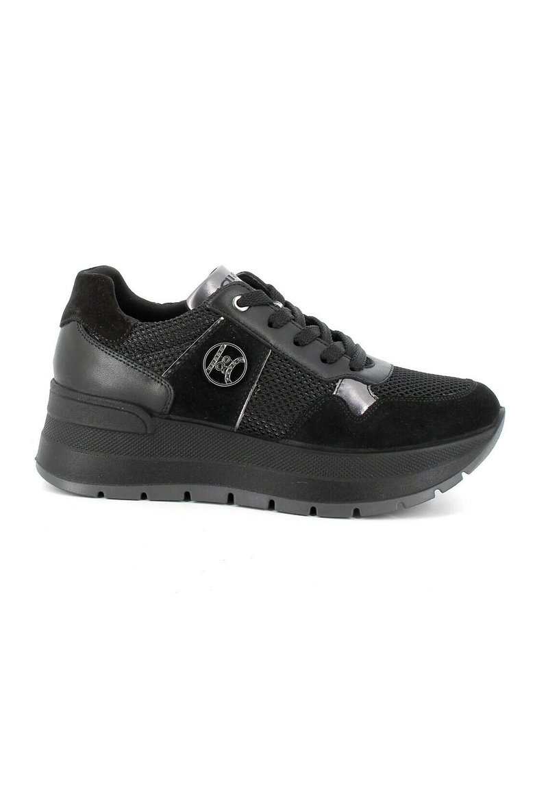 Sneaker neri con un mix di materiali in rete e suede, punta rotonda, suola piatta, dettagli metallici e tacco rialzato per un'altezza aggiuntiva.