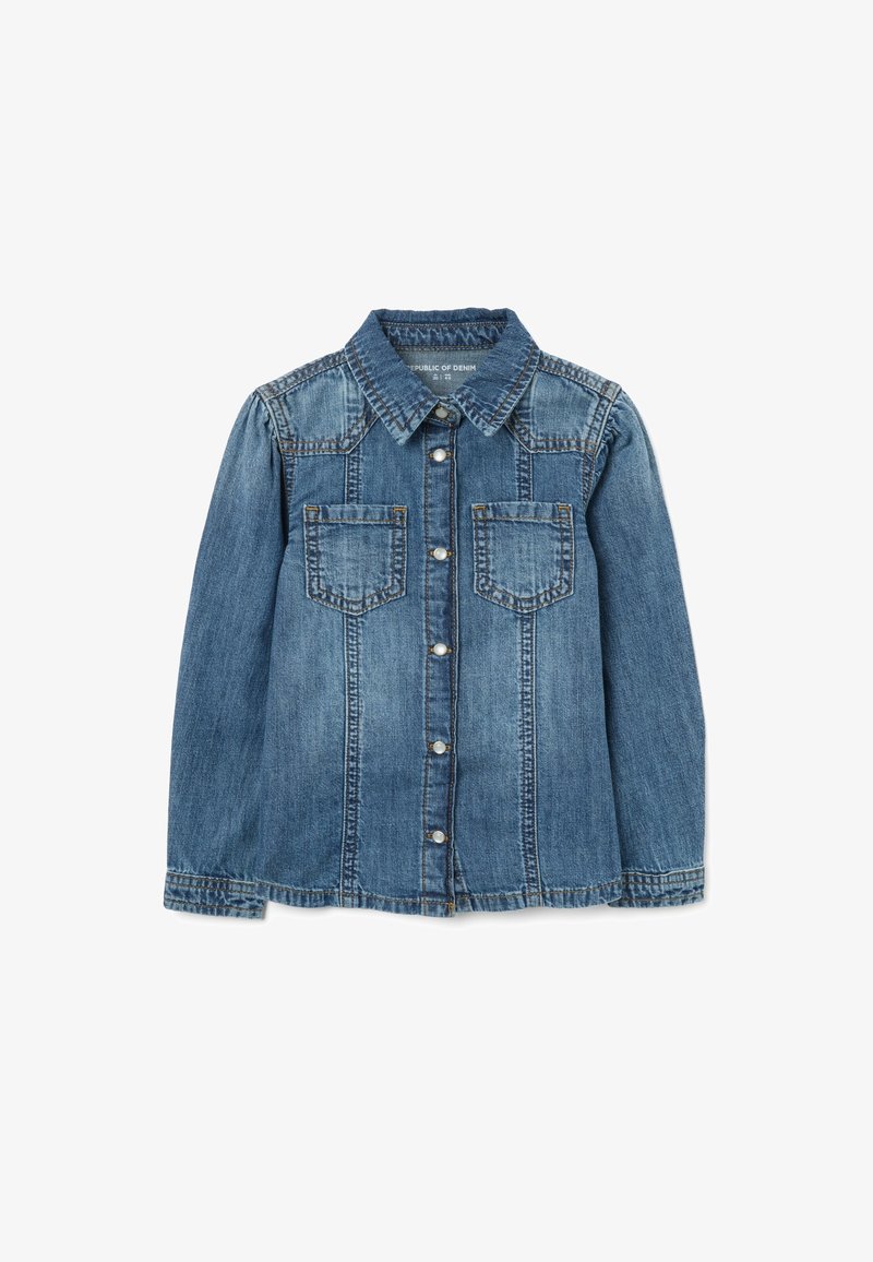 Lichtblauwe denimjack met een puntige kraag, twee borstzakken en drukknoopsluiting. Kenmerkt zich door decoratieve stiksels en lange mouwen.