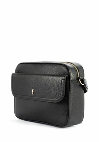 Czarna skórzana torba na ramię o zdefiniowanym kształcie, teksturowanym wykończeniu, złotych detalach oraz przedniej kieszeni z klapą. Posiada zamek błyskawiczny.