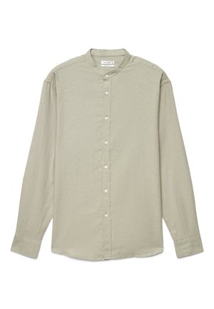 Hellbeiges Herrenlangarmhemd mit Mandarin-Kragen und weißen Knöpfen vorne, flach auf weißem Hintergrund dargestellt.