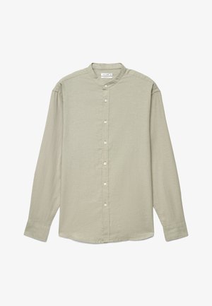 Hellbeiges Herrenlangarmhemd mit Mandarin-Kragen und weißen Knöpfen vorne, flach auf weißem Hintergrund dargestellt.