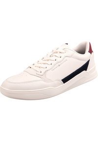 Sneaker bianco con tomaia in pelle liscia. Presenta dettagli in camoscio blu navy e un tab sul tallone bordeaux. Sole in gomma testurizzata con design della punta rotonda.