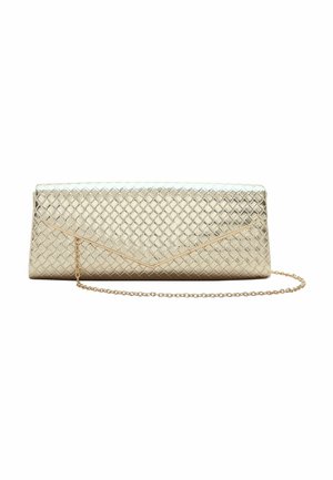 Poșetă clutch aurie dreptunghiulară cu un model matlasat și o curea subțire din lănțișor auriu pe fundal alb.