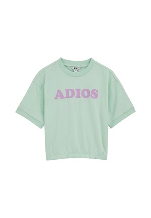 Mätovo zelené krátke tričko s krátkym rukávom, s rebrovaným golierom a manžetami, s veľkým ružovým nápisom "ADIOS" na prednej strane.