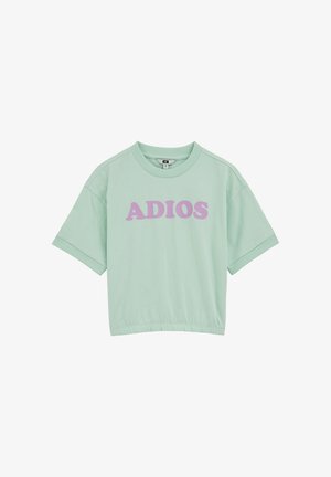 T-shirt corta verde menta a maniche corte con collo e polsini a coste, con grande scritta rosa "ADIOS" sul davanti.