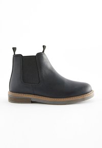 Svart läder Chelsea-boots med elastiska sidopaneler, dragflikar, en hållbar gummisul och en sydd welt för ökad struktur.