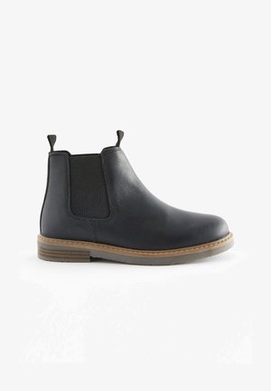 Melnas ādas Čelsijas zābaki ar elastīgām sānu paneļiem, cilpām, izturīgu gumijas zoli un šūtu aploksni, kas nodrošina uzlabotu struktūru.