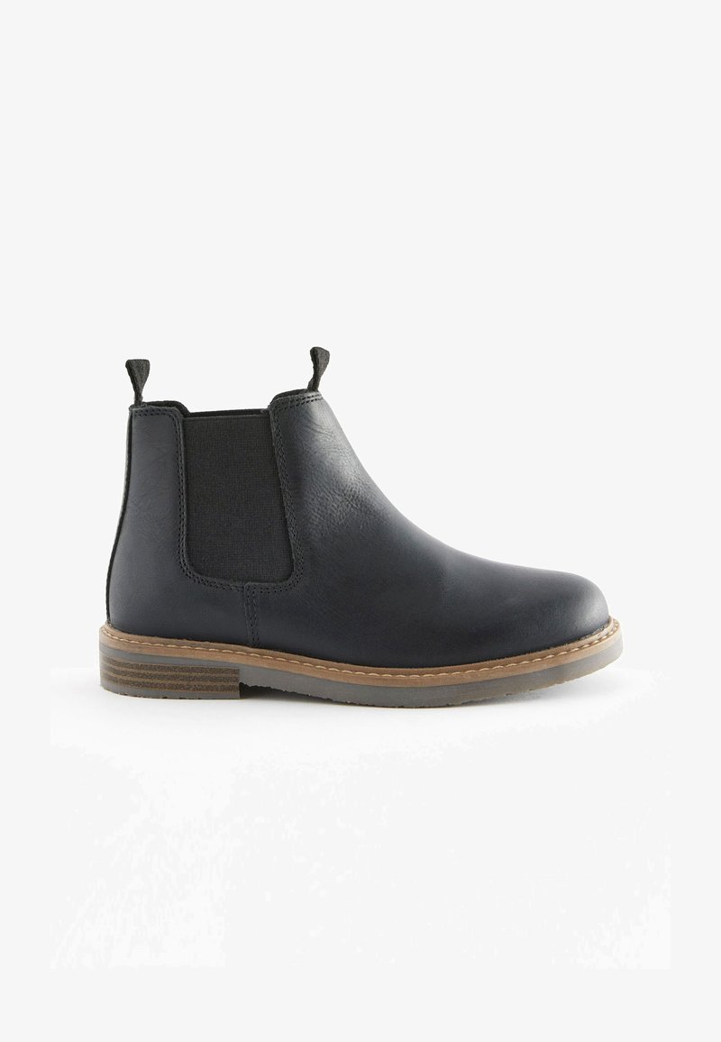 Bottines Chelsea noires en cuir avec panneaux élastiques sur les côtés, tirettes, semelle en caoutchouc durable et couture de montage pour une structure améliorée.