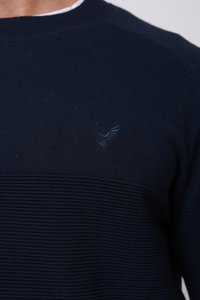 Pull en maille bleu marine avec rayures horizontales texturées ; comporte un petit logo brodé sur la poitrine.