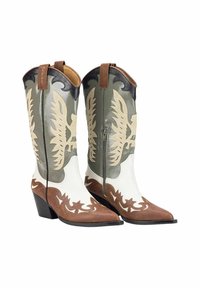 Botas de vaquero de cuero marrón, crema y verde con punta afilada, costuras decorativas y cremallera lateral. Presentan un tacón cuadrado.