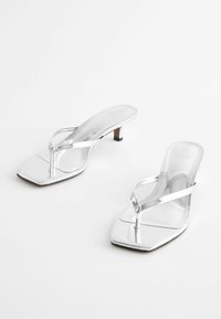 Next SIGNATURE  TOE POST REGULAR FIT - Sandales tongs - silver