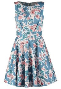 Robe à imprimé floral en tissu bleu clair, sans manches, avec un corsage ajusté et une jupe évasée. Présente des motifs de fleurs roses et vertes.
