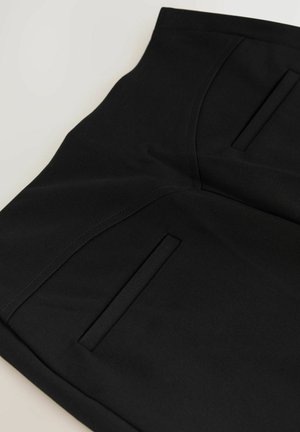 Zwarte stoffen broek met een gladde textuur, twee voorzakken en schone naden. Het ontwerp is eenvoudig en op maat gemaakt voor een strakke look.
