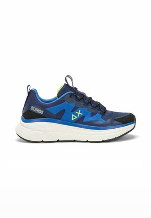 Blauer Sportschuh mit einem strukturierten Mesh-Obermaterial, kontrastierendem schwarzen Zehenkappen, grünen Akzenten und einer weißen gepolsterten Sohle. Logo an der Seite.