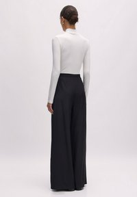 EDITED BUNDFALTEN SANDY - Stoffhose - schwarz