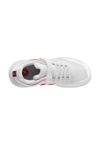 Witte sportieve schoen met een bovenwerk van mesh, rode accenten, gevoerde tong en elastische veters; geprofileerde zool voor grip en ondersteuning.