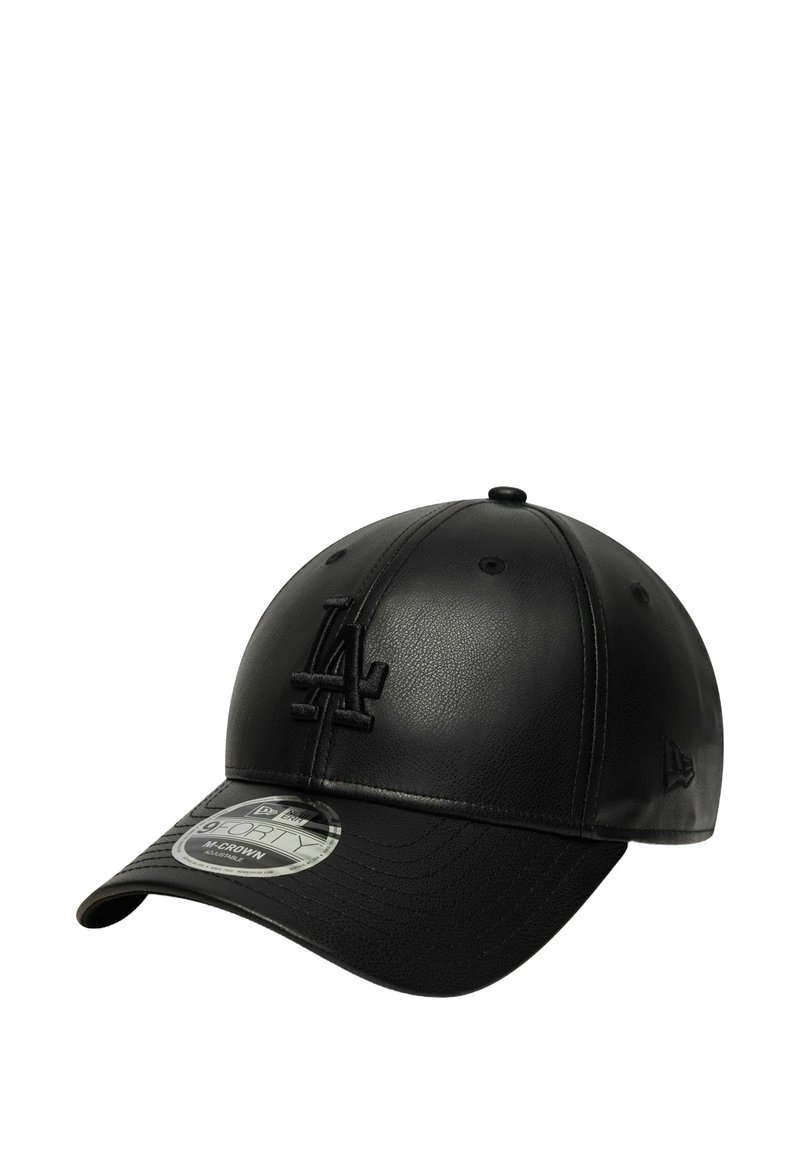Cappello in pelle nera con visiera curva, logo "LA" ricamato sulla parte anteriore, corpo texturizzato e fori di ventilazione in metallo.