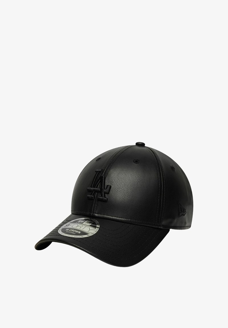 Cappello in pelle nera con visiera curva, logo "LA" ricamato sulla parte anteriore, corpo texturizzato e fori di ventilazione in metallo.