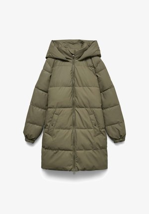 Olivengrønn vattert frakk med hette, hel frontglidelås, elastiske mansjetter og to lommer foran. Glatt tekstur og quiltet design.