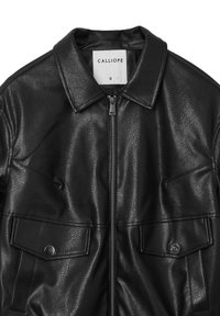 Giubbotto in pelle nera con finitura testurizzata, colletto a punta, chiusura con zip e due tasche applicate anteriori con bottoni a pressione. Etichetta con scritto "CALLIOPE."