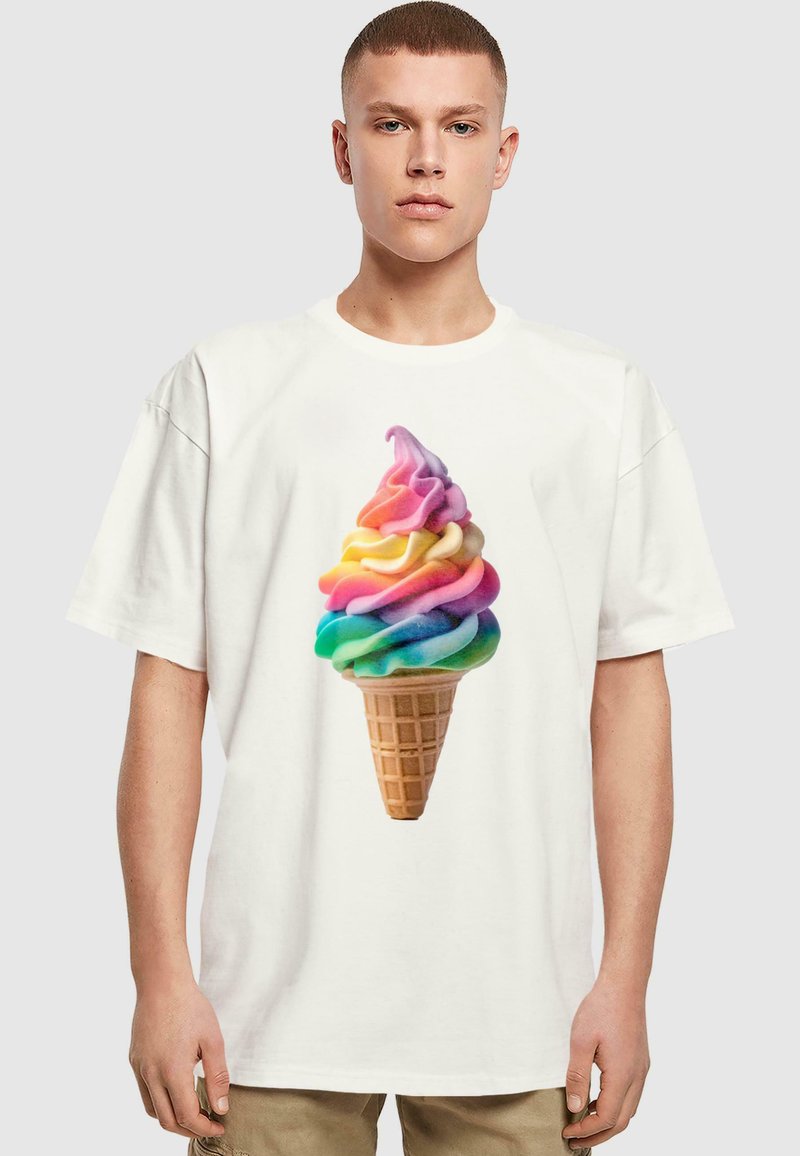 Hvid bomulds T-shirt med et farverigt isvaffel grafik, der viser en isvaffel med svulmende rosa, gul, blå og grønne farver mod en tekstureret vaffelbund.