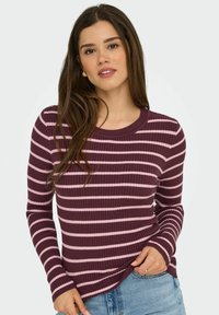 Pull rayé côtelé bordeaux et rose avec un col rond et des manches longues. Présente un tissu texturé et un ourlet arrondi.
