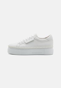 Weiße Leder-Sneaker mit einer strukturierten Plattformsohle, verziert mit einer Reihe von kleinen Perlen entlang der Zwischensohle, ausgestattet mit flachen Schnürsenkeln.