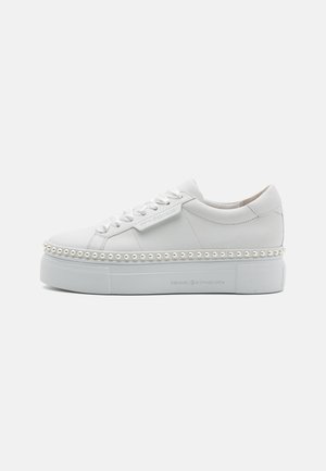 Hvite lær sneakers med teksturert platåsåle, prydet med en rekke små perler rundt midtsålen, med flate snøringer.