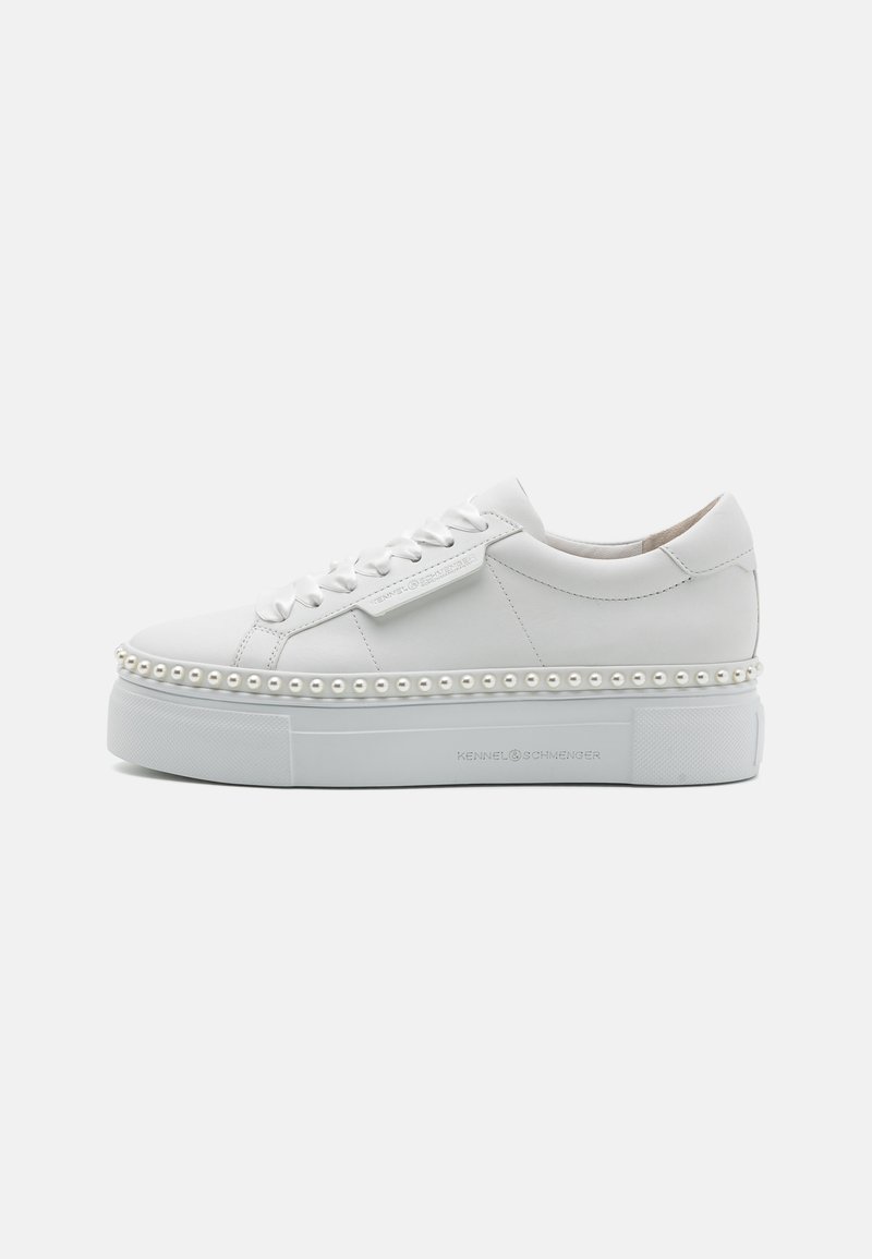 Weiße Leder-Sneaker mit einer strukturierten Plattformsohle, verziert mit einer Reihe von kleinen Perlen entlang der Zwischensohle, ausgestattet mit flachen Schnürsenkeln.