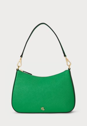 Groene getextureerde handtas met een gebogen vorm, zwarte rand en een gouden rits. Voorzien van een gouden logo aan de voorkant en een enkele schouderband.