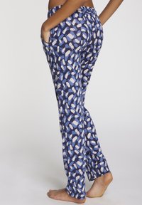 Marineblauwe broek met een abstract wit en lichtblauw patroon, voorzien van een elastische tailleband en zijzakken. Lichtgewicht stof, rechte pijpen.