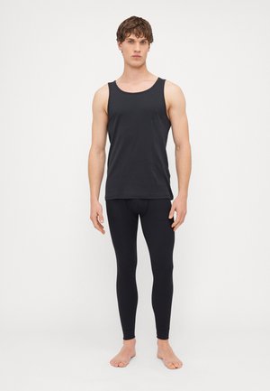 Fekete trikó és leggings szett, puha, rugalmas anyagból készült. A trikón kerek nyakkivágás található, a leggings pedig testhez simuló kialakítású.