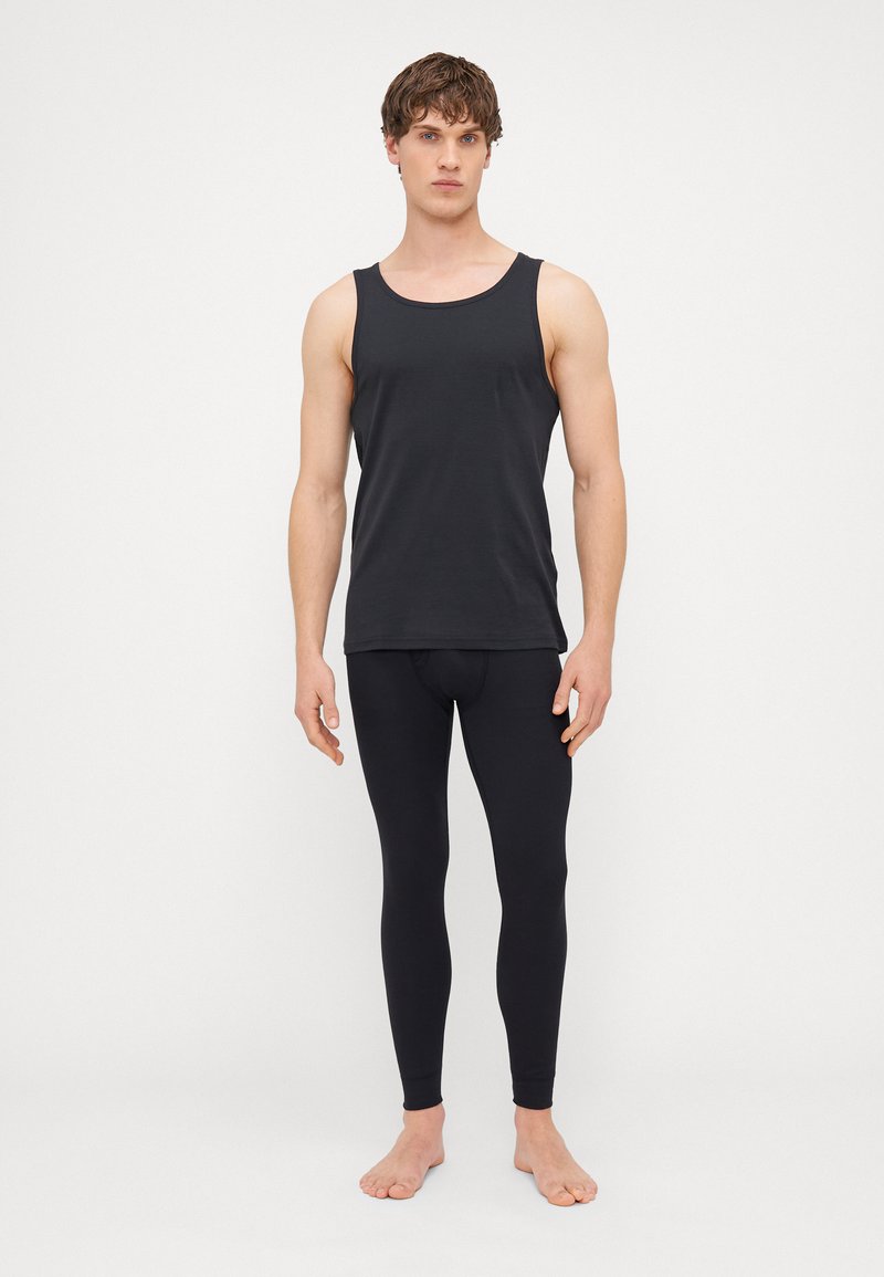 Μαύρη μπλούζα και κολάν, κατασκευασμένα από μαλακό και ελαστικό υλικό. Η μπλούζα έχει στρογγυλή λαιμόκοψη και τα κολάν έχουν εφαρμοστή σχεδίαση.