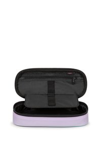 Estuche negro con cremallera y base suave de lavanda; cuenta con un bolsillo y una correa elástica en el interior, diseñado para organizar pequeños objetos.