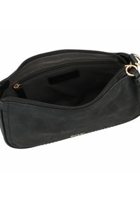 Bolso de mano de piel negra con textura suave, detalles en hardware dorado, cierre con cremallera y un diseño simple y curvado. El interior cuenta con un bolsillo.