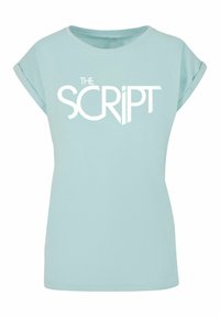 Lys blå T-shirt med rullede ærmer og rund halsudskæring. Udstyret med hvid tekst "THE SCRIPT" tydeligt vist på fronten.
